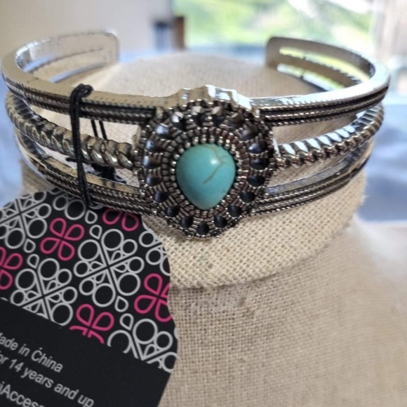 paparazzi Jewelry - Elemental Escape blue Paparazzi bracelet. NWT